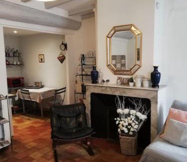 Aix-en-Provence Historic Centre Apartment | Sunny Historic Studio with WiFi in the City Center