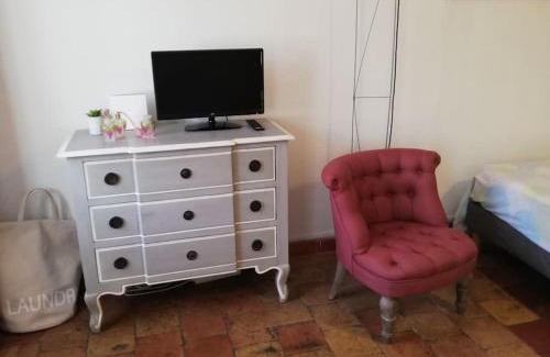 Aix-en-Provence Historic Centre Apartment | Sunny Historic Studio with WiFi in the City Center