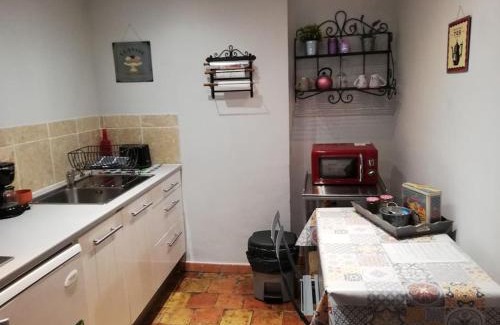 Aix-en-Provence Historic Centre Apartment | Sunny Historic Studio with WiFi in the City Center