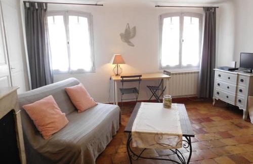 Aix-en-Provence Historic Centre Apartment | Sunny Historic Studio with WiFi in the City Center
