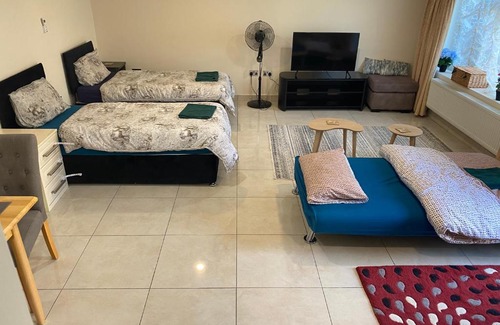 Redbridge Apartment | Cozy Studio Flat Gants Hill with Free Parking & Breakfast