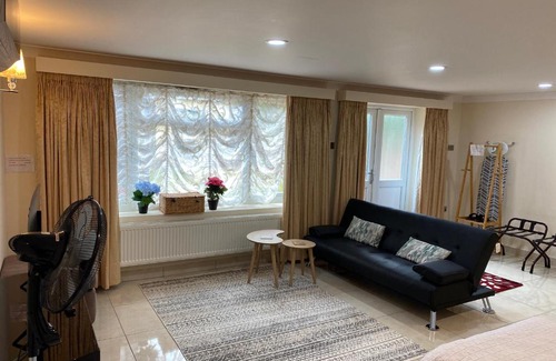 Redbridge Apartment | Cozy Studio Flat Gants Hill with Free Parking & Breakfast