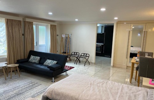 Redbridge Apartment | Cozy Studio Flat Gants Hill with Free Parking & Breakfast