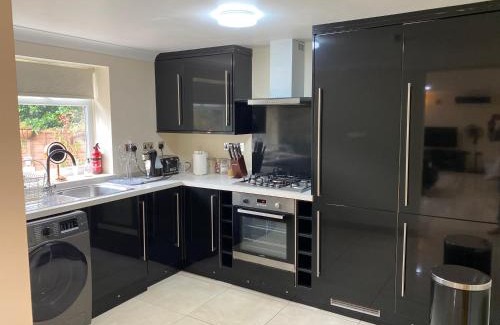Redbridge Apartment | Cozy Studio Flat Gants Hill with Free Parking & Breakfast