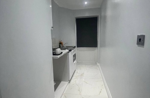 Heaton Apartment | Studio flat in Romford, London with private entrance, kitchen and private toilet