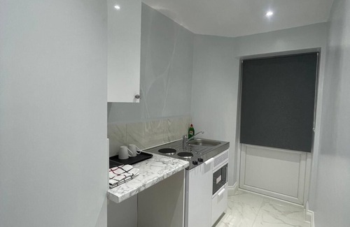 Heaton Apartment | Studio flat in Romford, London with private entrance, kitchen and private toilet