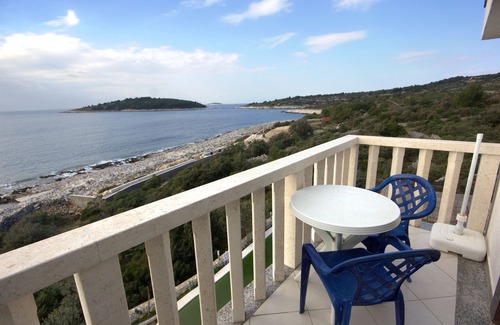 Rogoznica Apartment | Beachside Studio Flat with Ocean View in Rogoznica