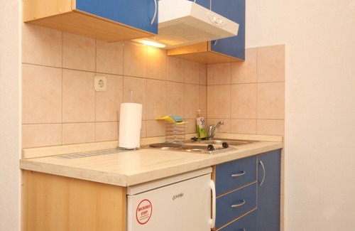 Banj Apartment | Ocean View Studio Flat Steps from Banj Beach, Pašman