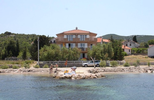 Banj Apartment | Ocean View Studio Flat Steps from Banj Beach, Pašman