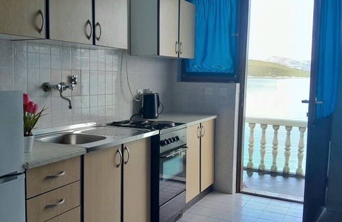 Dubrava Apartment | Cozy Studio Flat with Ocean View Near Beach Cove Pještata