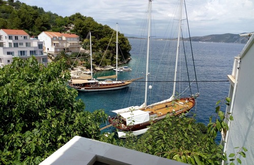 Racisce Apartment | Cozy Studio Flat Steps from Račišće Beach, Korčula