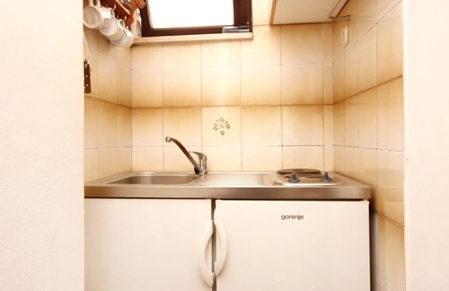 Racisce Apartment | Cozy Studio Flat Steps from Račišće Beach, Korčula
