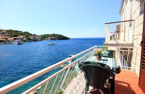 Racisce Apartment | Cozy Studio Flat Steps from Račišće Beach, Korčula