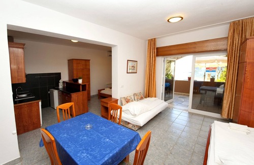Slatine Apartment | Premier Studio Flat with Ocean View Near Slatine Beach