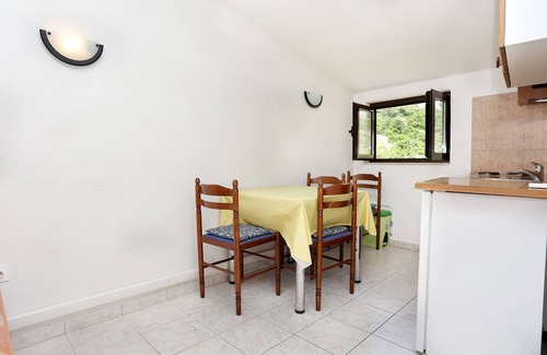 Trstenik Apartment | Beachside Studio Flat with Ocean View in Trstenik