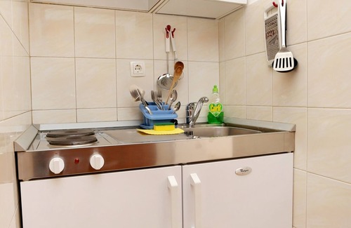 Trstenik Apartment | Cozy Studio Flat Steps from Trstenik Beach with Ocean View