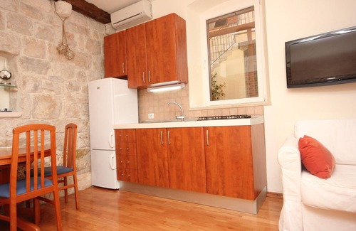 Komiza Apartment | Beachside Studio Flat in Komiža with Ocean View Amenities