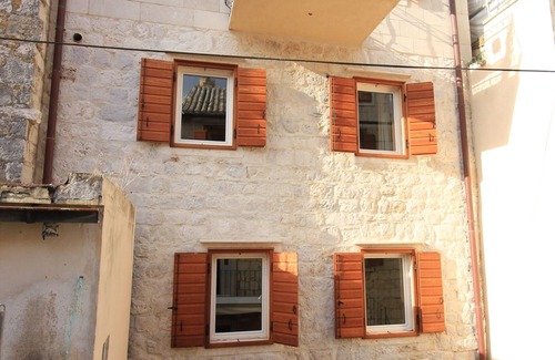 Komiza Apartment | Beachside Studio Flat in Komiža with Ocean View Amenities