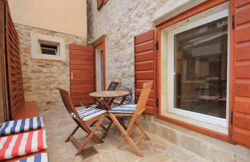 Komiza Apartment | Beachside Studio Flat in Komiža with Ocean View Amenities