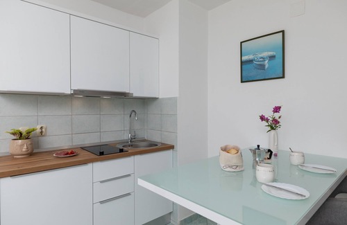 Medici Apartment | Oceanfront Studio Flat Near Beach in Medići, Omiš