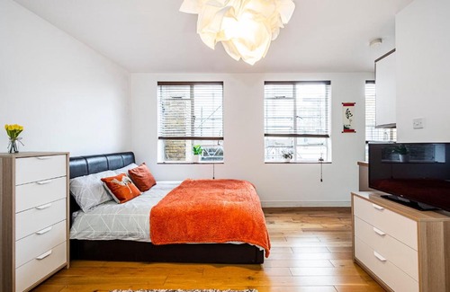 Warwick Apartment | Cozy Studio Flat Steps from Victoria Station
