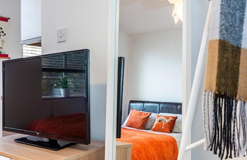 Warwick Apartment | Cozy Studio Flat Steps from Victoria Station