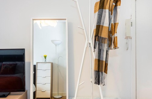 Warwick Apartment | Cozy Studio Flat Steps from Victoria Station