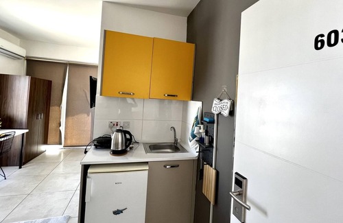Kyrenia Apartment | Studio Flat w Sea View 10 min to Beach in Kyrenia