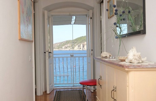 Komiza Apartment | Pet-Friendly Studio Flat with Ocean View in Komiža