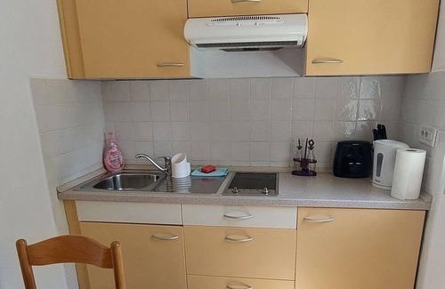 Cres Apartment | Oceanfront Studio Flat with Air Conditioning in Cres
