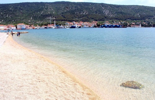 Cres Apartment | Oceanfront Studio Flat with Air Conditioning in Cres