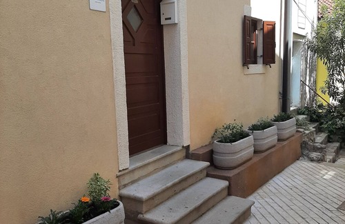 Cres Apartment | Cozy Studio Flat with Ocean View in Cres - Rated 9.4/10