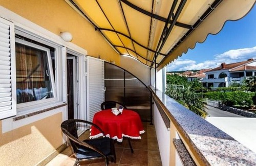 Malinska-Dubasnica Apartment | Cozy Studio Flat with Balcony in Malinska, Krk