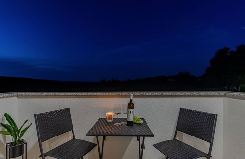 Grabovac Apartment | Bright Studio Flat with Balcony in Grabovac, Plitvice