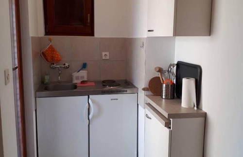 Zdrelac Apartment | Oceanfront Studio Flat with Balcony in Ždrelac, Pašman