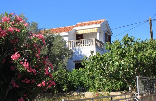 Zdrelac Apartment | Oceanfront Studio Flat with Balcony in Ždrelac, Pašman