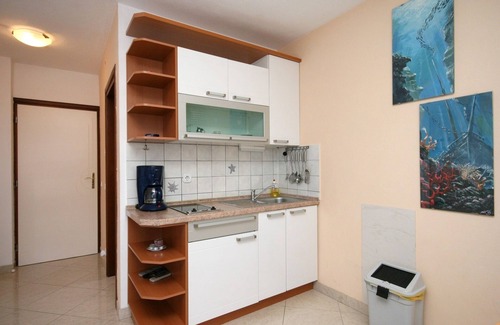 Dramalj Apartment | Oceanfront Studio Flat with Balcony and Scenic Sea Views