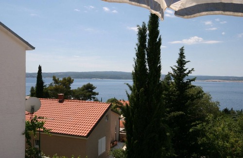 Dramalj Apartment | Oceanfront Studio Flat with Balcony and Scenic Sea Views