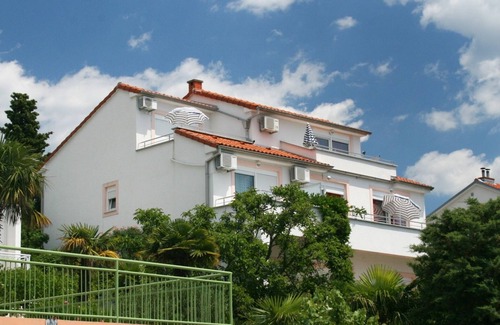 Dramalj Apartment | Oceanfront Studio Flat with Balcony and Scenic Sea Views