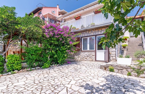 Selce Apartment | Pet-Friendly Studio Flat with Terrace and Ocean View