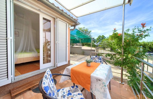 Vantacici Apartment | Guest Rated 10/10 Studio Flat with Terrace in Vantačići