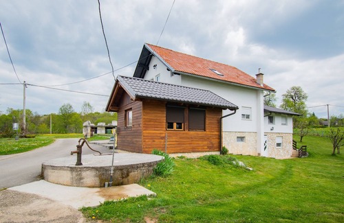 Lipovaca Dreznicka Apartment | Inviting Studio Flat with Terrace in Plitvice - 10/10 Rated