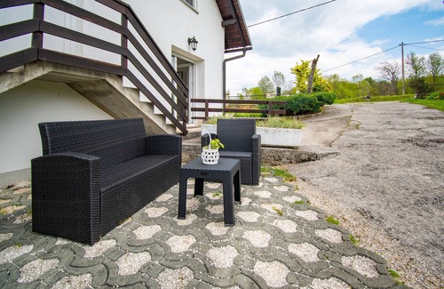 Lipovaca Dreznicka Apartment | Inviting Studio Flat with Terrace in Plitvice - 10/10 Rated