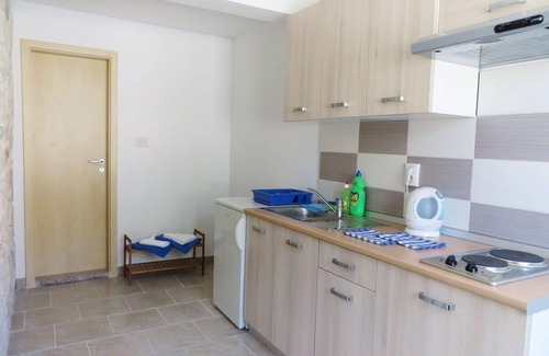 Veli Rat Apartment | Lovely Studio Flat with Terrace in Veli Rat, Dugi Otok