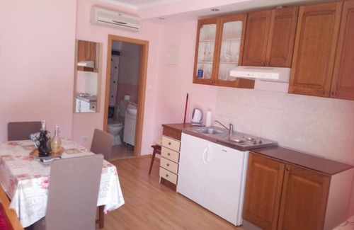 Gradina Apartment | Cozy Studio Flat with Terrace in Lozovac, Krka