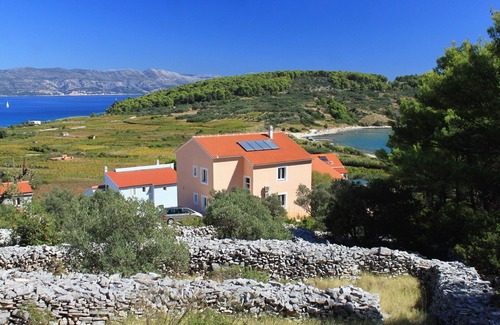 Lumbarda Apartment | Charming Studio Flat with Terrace in Lumbarda, Korčula