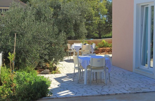 Lumbarda Apartment | Charming Studio Flat with Terrace in Lumbarda, Korčula