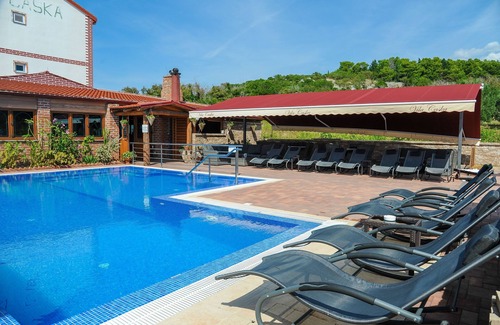Caska Apartment | Seaside Studio with Terrace and Ocean Views in Caska, Pag