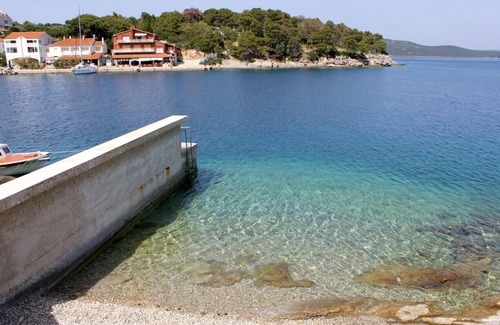 Bozava Apartment | Charming Studio Flat with Terrace in Božava, Dugi Otok