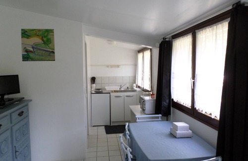 Crepy-en-Valois Apartment | Relax at Studio Fleuri with Spa and Hot Tub Amenities